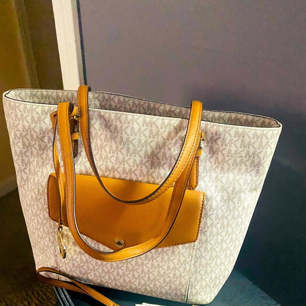 Michael Kors Signature Jet Set Tote